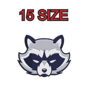 Puede incluir: Un parche bordado con la cara de un mapache en tonos grises y azules. El mapache tiene la nariz negra y los ojos negros. El texto "15 SIZE" está por encima del mapache.