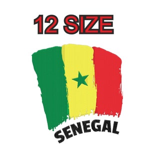Peut inclure: Un motif de broderie numérique du drapeau du Sénégal. Le drapeau est vert, jaune et rouge avec une étoile verte à cinq branches au centre de la bande jaune. Le texte "12 SIZE" et "SENEGAL" sont également inclus dans le motif.