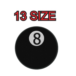 Peut inclure: Patch brodé de billard noir et blanc. Le patch est rond et a un fond noir avec un 8 blanc au centre. Le texte "13 SIZE" est au-dessus du patch.