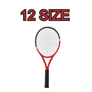 Peut inclure: Une raquette de tennis rouge et noire avec une poignée noire. La raquette porte une étiquette de taille 12.