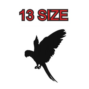 Peut inclure: Silhouette noire d'un perroquet avec les ailes déployées, volant vers la droite. Le texte "13 SIZE" est au-dessus du perroquet en lettres rouges avec un contour noir.