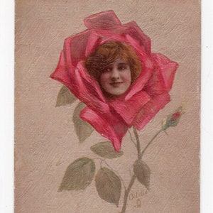 Ancienne carte postale anthropomorphe avec visage de fleur - rose rose, carte glamour, carte florale, carte texturée, surréaliste, fantastique, carte de voeux