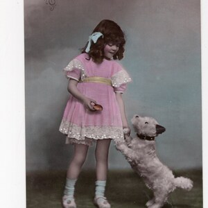 Ancienne carte postale photo avec petite fille et chien - Speak For It, chien mendiant, terrier, tout-petit, portrait de famille, enfants, jolie petite fille