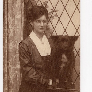 Carte postale imprimée vintage pour chien et femme - vieille photo de famille, portrait d'animal de compagnie, noir et blanc, chien en peluche, histoire sociale, portrait en studio, 1919