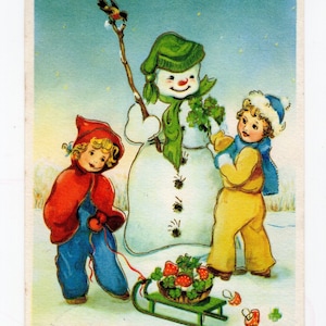 Cartolina vintage con pupazzo di neve antropomorfo, carta di Capodanno olandese, bambini che giocano, cartolina di Natale, fungo velenoso, pupazzo di neve umanizzato, tute da neve, divertimento