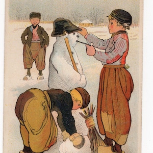Ancienne carte postale de bonhomme de neige de Noël - petits garçons hollandais construisant un bonhomme de neige, vacances d'hiver de Noël vintage, enfants, sabots, Raphael Tuck précoce