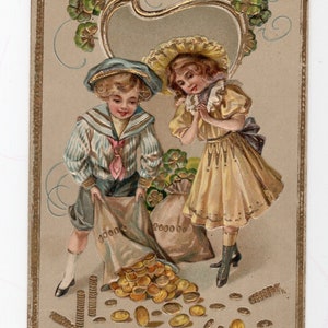 Antieke nieuwjaarswenskaart, Gelukkig Nieuwjaar, kleine jongen en meisje met zakken met gouden munten, klavers, reliëf, VS, goud en groen