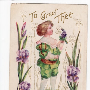 Antieke dandy boy groeten ansichtkaart, mooie man, groen pak, paarse irissen, reliëf, bloemen, romantische wenskaart, Valentijnsdag