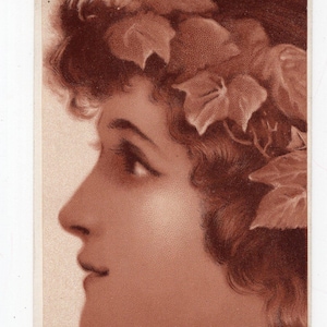Postal antigua con retrato de una bella mujer - Delittle Fenwick & Co, corona de flores de hiedra, glamour Art Nouveau, mujer de perfil, sepia