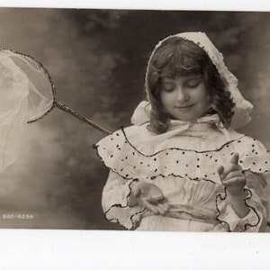 Antikes kleines Mädchen und Schmetterlingsnetz Fotopostkarte - Glitter verschönert, süßes kleines Mädchen, schwarz weiß Bild, Glitzer Bild, Kapuze