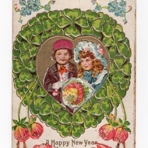 Carte postale de Noël en relief antique, petite fille et garçon, enfants doux, trèfles à quatre feuilles, vignette florale, carte de Noël traditionnelle, vacances