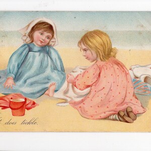 Antike kleine Mädchen am Strand Postkarte, Kinder Meer Bild Postkarte, Tickly Toes, Seaside Art, Sommerurlaub, Schwestern, Freunde