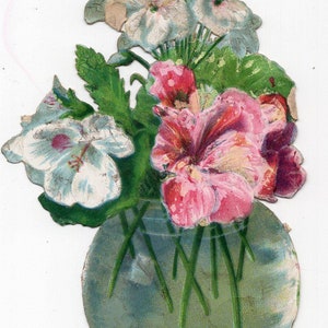 Pequeños restos de papel victoriano, restos de flores florales, efímeras de papel antiguas, álbumes de recortes, manualidades, geranios, naturaleza muerta, jarrón con forma de pecera