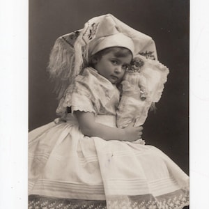 Ancienne carte postale photo petite fille et poupée - portrait de famille, enfants, jolie petite fille, image en noir et blanc, poupée, vraie photo