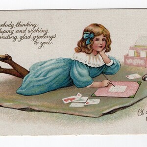 Tarjeta de Navidad victoriana antigua, niña escribiendo una carta, carta de amor, tarjeta de felicitación pasada de moda, lista de tarjetas de Navidad, bolígrafo y tinta