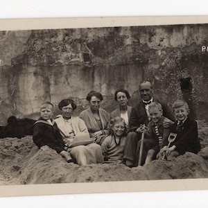 Alte Urlaubs Foto Postkarte - am Strand, altmodisch, Urlaub, Instagram, Porträt, sepia, schwarz und weiß