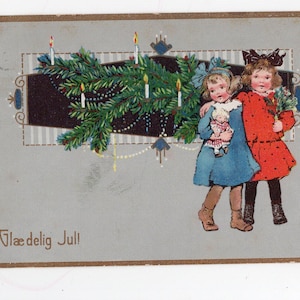 Antike dänische Weihnachtsgrüße Postkarte - kleine Mädchen, Puppen, Spielzeuge, Glaedelig Jul, Tannenzweige, Kerzen, Vintage Weihnachtskarte