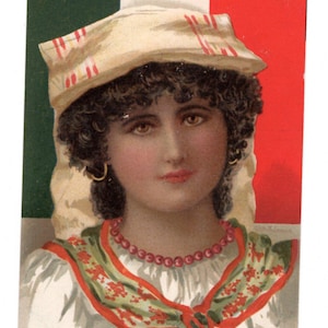 Puede incluir: Postal vintage que presenta a una mujer con vestimenta tradicional italiana. Lleva un sombrero crema con rayas rojas, pendientes de aro dorados y un collar de cuentas rojas. El fondo muestra la bandera italiana, con la palabra "ITALY" en la parte superior.