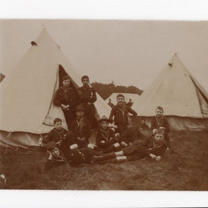 Cartolina fotografica antica di viaggio in campeggio dei Boy Scout - tenda di tela, vacanza del ragazzo, addio al celibato, escursionismo, alpinismo, storia sociale, infanzia, seppia