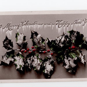 Antieke ansichtkaart met hulstfoto, getinte echte foto, mooie hulstkrans, trimmen, vintage kerstkaart, hulstslinger, interieur