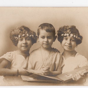 Antike Zwillingsmädchen Fotopostkarte, Geschwister, Bruder & Schwestern, Kinderfotoalbum, Studio Potrait, Familienportrait, Sepia Foto