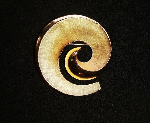 Vintage crown Trifari polished and brushed gold sw