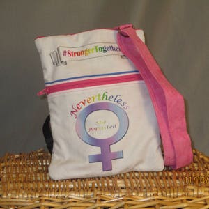 Monedero K.I.S.S grande en una cuerda (Ella persistió, rosa)