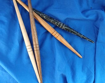 地元の様々な木材を手作業で削り出して作られた、紡錘棒。
