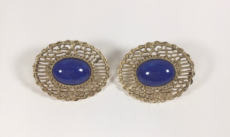 Gold Tone Filigree /& Blue Oval Cabochon Clip On Earrings Vintage 1980s 1990s Large Unsigned 1928 Designer Dome Clip Ons