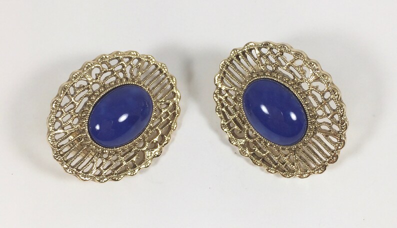 Gold Tone Filigree /& Blue Oval Cabochon Clip On Earrings Vintage 1980s 1990s Large Unsigned 1928 Designer Dome Clip Ons