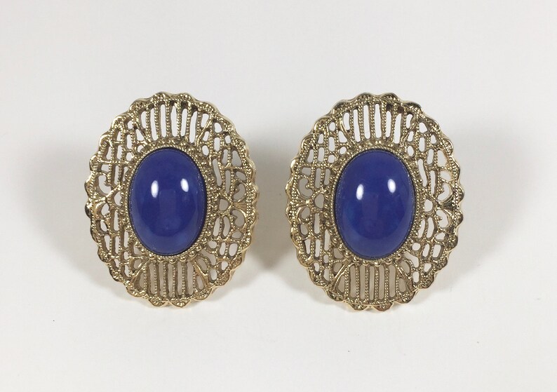 Gold Tone Filigree /& Blue Oval Cabochon Clip On Earrings Vintage 1980s 1990s Large Unsigned 1928 Designer Dome Clip Ons