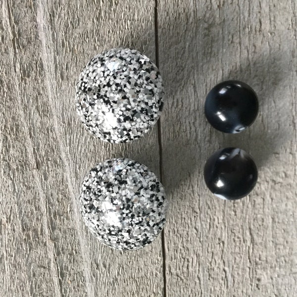 Retro Glitter Clip Ons Black White Lucite Mid Century Vintage 1950s 1960s Style Two Large Small Pair Button Earrings Lot Speckled Silver