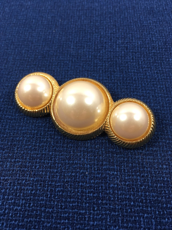 Richelieu Faux Pearl Brooch Designer Signed Vintage Mid Century  display picture 1