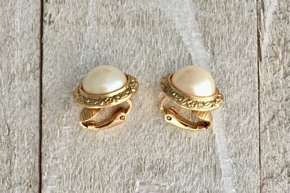 Floral Gold Tone Pearl Clip On Earrings Flower Wr… - image 6