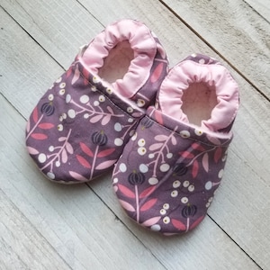 Purple baby booties, baby girl mics, floral moccasins, baby girl shoes, purple floral booties, cloth baby shoes, infant booties, crib shoes