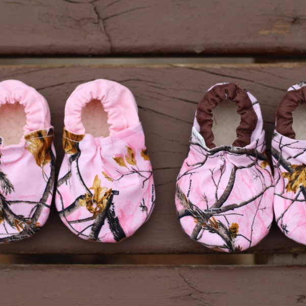 pink camo booties, pink baby moccasins, camo baby girl shoes, camouflage booties, camo baby slippers, infant booties, camo baby gift, fabric