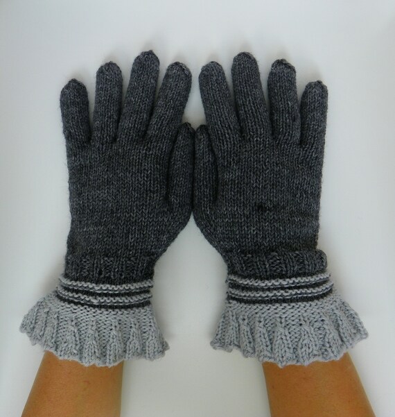 gray knit gloves