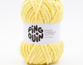 Könnte beinhalten: Eine Kugel gelbes Chenille-Garn mit Glitzer, gekennzeichnet mit "Pingo Chenille Glitter" von der Marke "Pingouin".