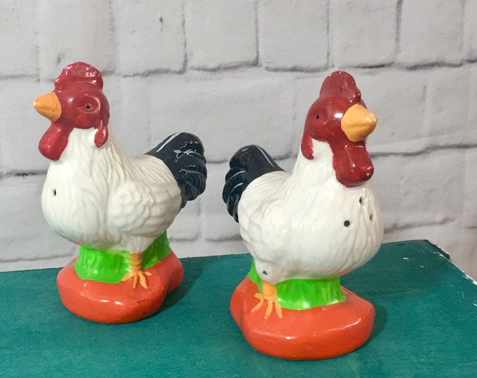 Vintage Mid Century Rooster Salt and Pepper Shakers, Ceramic Rooster Chicken Kitchen Decor, 1950s Red and White Vintage Kitchenware