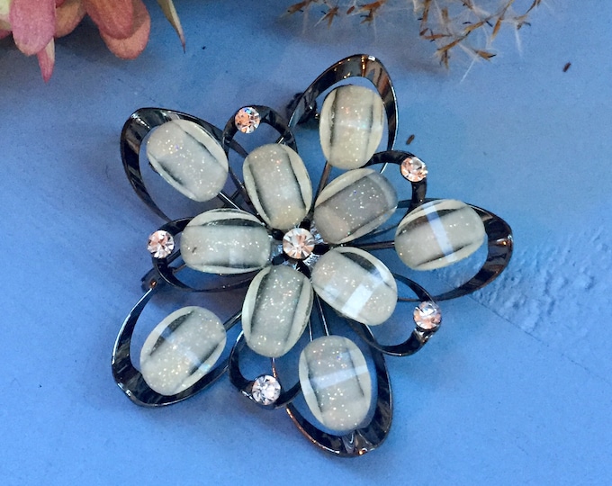 Vintage Lucite Flower Brooch, Large Flower Brooch, Vintage Flower Brooch, Vintage Flower Pin