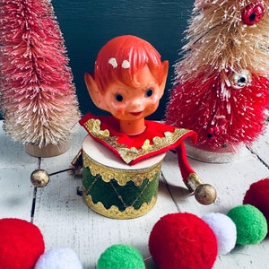 Adorno navideño vintage de los años 50: duende con tambor. Adorno navideño de duende de mediados de siglo. Adorno de duende kitsch.