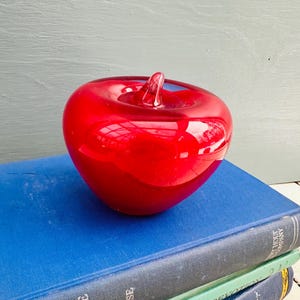 Vintage Blenko Kunst Glas Apfel Briefbeschwerer, rubinrote mundgeblasene Glasfrucht, Mitte des Jahrhunderts moderne Schreibtischdekoration, Lehrer Geschenk, MCM Sammlerstück