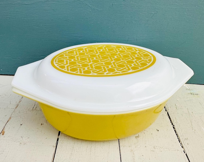 Vintage Pyrex Verde Basketweave Casserole Dish Wicker Basket Dish 043, 1 1/2 Quart with Lid
