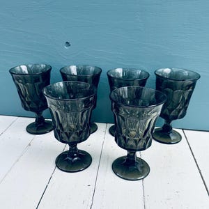 Set di 6 calici vintage Noritake Perspective color grigio fumo con punta a diamante, accessori da bar di metà secolo.