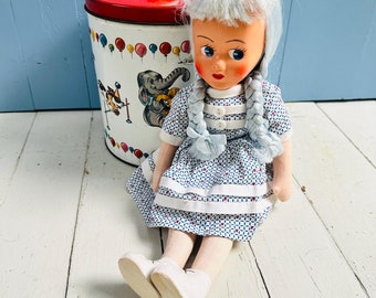 Vintage Sutton-pop blauw haar vlechten 16 inch stoffen pop halverwege de eeuw speelgoed verzamelobject