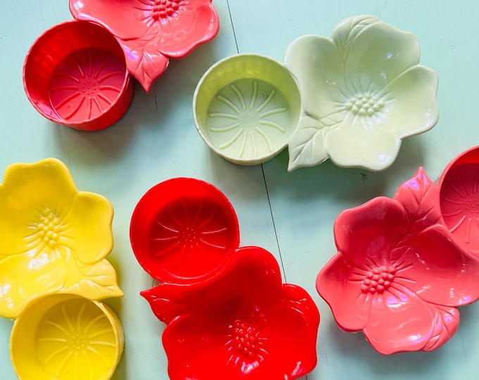 Vintage 1960s Snack Trays Set of Five Hofmann Industries Mid Century Acrylic Appetizer Trays Hibiscus Flower Coasters MCM Party Flower Tray