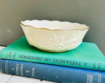 Miska do serwowania w stylu vintage Lenox Ivory z tłoczonym wzorem w kolorze kości słoniowej i złotym wykończeniem | Miska z kwiatowym reliefem | Elegancki wystrój w stylu Cottagecore