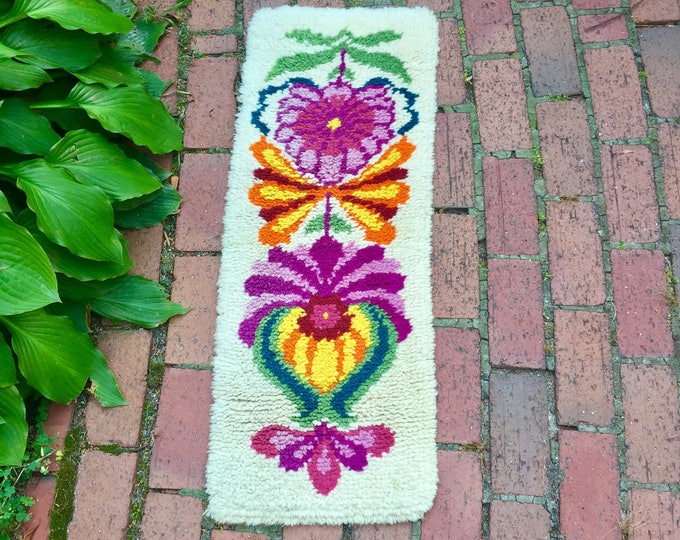 Vintage Hooked Yarn Floral Rug, Hooked Yarn Floral Wall Hanging, Vintage Mod Rug, Boho Chic Wall Decor