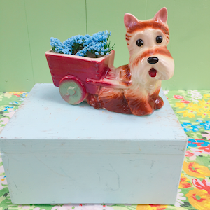 1960 年代のヴィンテージ 陶器の犬とカート、ヴィンテージ テリア犬用プランター