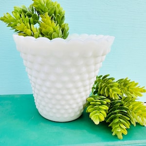 Könnte beinhalten: Ein Set aus drei Keramikbechern mit gesprenkelter, matter Oberfläche. Die Becher sind in den Farbtönen Creme, Hellgrau und Dunkelgrau gehalten. Jeder Becher hat ein schlichtes, minimalistisches Design, geeignet für Kaffee oder Tee.